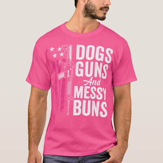 犬と銃とお団子ヘアスタイル 女性用ピンク銃 アメリカ製 ドッグ・ラバー Tシャツ (正面)