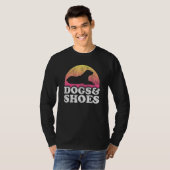 犬と靴の男性または女性の犬と靴 Tシャツ (正面フル)
