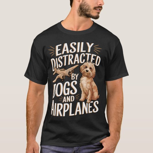 犬と飛行機に惑わされるおもしろTシャツ Tシャツ (正面)