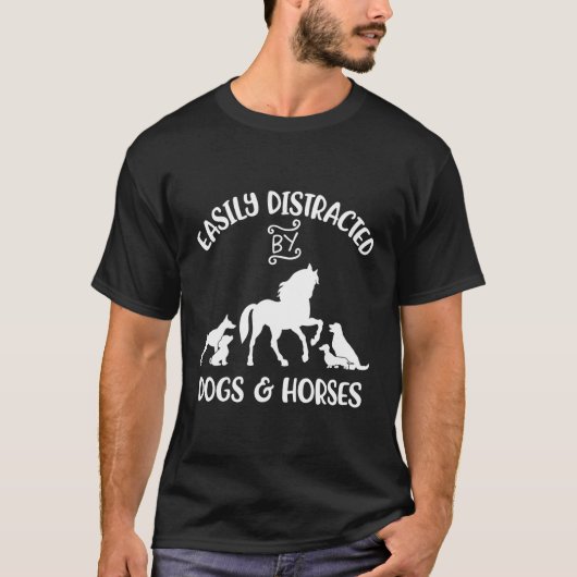 犬と馬に夢中な馬のデザイン Tシャツ (正面)