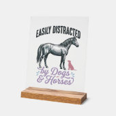 犬と馬に気を取られがち Tシャツ デザイン アクリルサイン (傾斜)