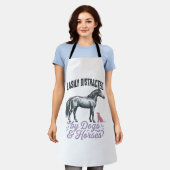 犬と馬に気を取られがち Tシャツ デザイン エプロン (着用した状態)