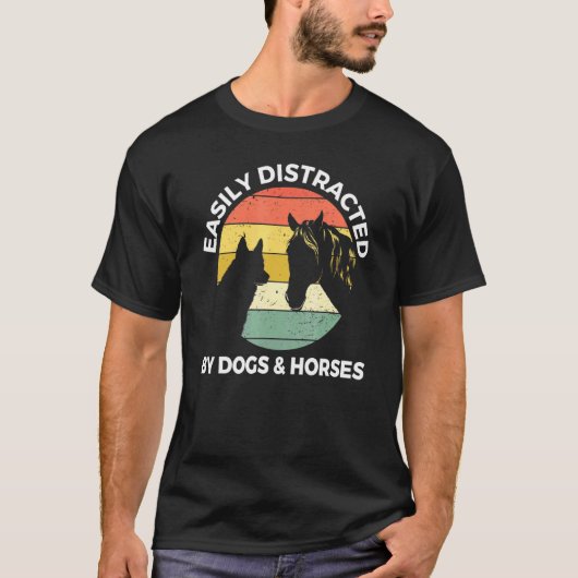 犬と馬に気を取られやすい 犬と馬 Tシャツ (正面)