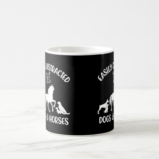 犬と馬の女性馬Gに容易に気を取られる コーヒーマグカップ (中央)