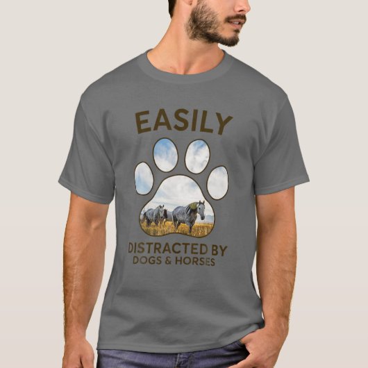 犬と馬の犬の馬Lに容易に気を取られる Tシャツ (正面)