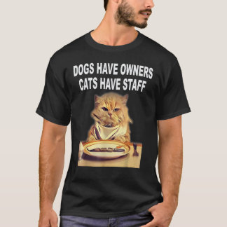 犬には飼い主がいて猫にはスタッフがいる ユーモア Tシャツ