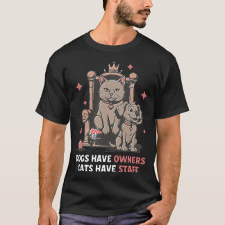 犬には飼い主 猫にはスタッフ 面白い ペットママ パパ Tシャツ