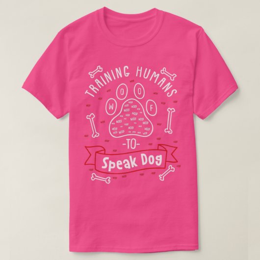 犬に人間を訓練する犬トレーナー話ギフト Tシャツ (デザイン正面)