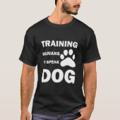犬に人間を訓練話,おもしろい犬トレーナー Tシャツ (正面)