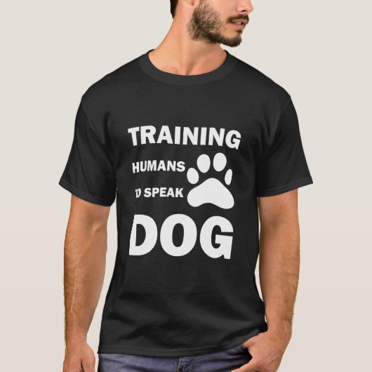 犬に人間を訓練話,おもしろい犬トレーナー Tシャツ (正面)