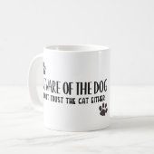犬に気を付け、猫を信用するなおもしろい- コーヒーマグカップ (正面左)