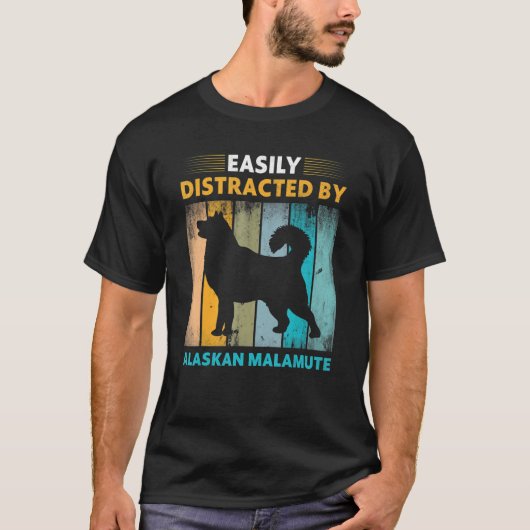 犬に気を取られやすいアラスカン・マラムート Tシャツ (正面)
