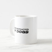 犬に気を取られるモダンなマグカップ コーヒーマグカップ (正面左)
