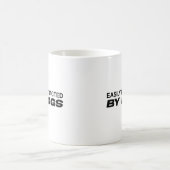 犬に気を取られるモダンなマグカップ コーヒーマグカップ (中央)