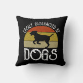 犬に気を取られる クッション (裏面)