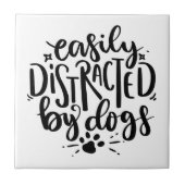 犬に気を取られる タイル (正面)