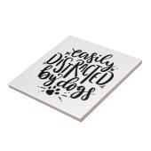 犬に気を取られる タイル (側面)