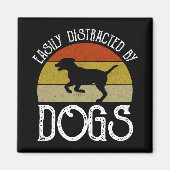 犬に気を取られる マグネット (正面)