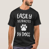 犬に簡単に気を散らす犬の犬ママ犬パパ Tシャツ (正面)