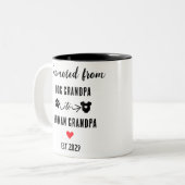 犬のおじいちゃんから人間のおじいさんに昇進する ツートーンマグカップ (正面左)