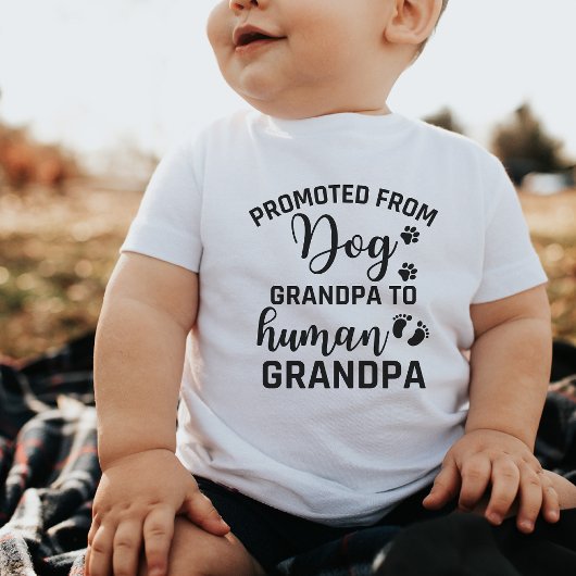 犬のおじいちゃんから人間のおじいちゃんに昇進した ベビーボディスーツ