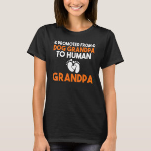 犬のおじいちゃんから人間のおじいちゃんに昇進する Tシャツ