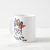 犬のおどけ者… 人々の波のマグ コーヒーマグカップ (正面左)