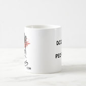 犬のおどけ者… 人々の波のマグ コーヒーマグカップ (中央)