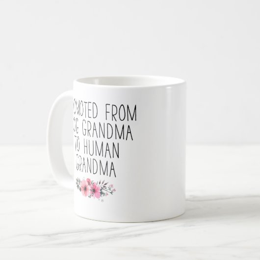 犬のおばあちゃんから人間のおばあちゃんに昇進おもしろい コーヒーマグカップ (正面左)