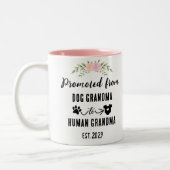 犬のおばあちゃんから人間のおばあちゃんに昇進 ツートーンマグカップ (左)