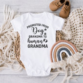 犬のおばあちゃんから人間のおばあちゃんに昇進 ベビーボディスーツ