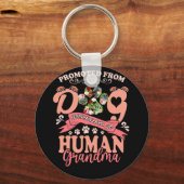 犬のおばあちゃんから人間のおばあちゃんの前足に昇進 キーホルダー (正面)