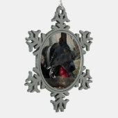 犬のおもちゃによって遊んでいるジャーマン・シェパード スノーフレークピューターオーナメント (左)