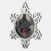 犬のおもちゃによって遊んでいるジャーマン・シェパード スノーフレークピューターオーナメント (右)