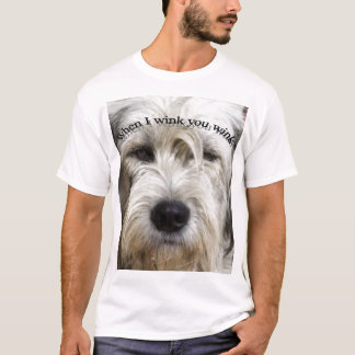 犬のまばたき Tシャツ