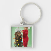 犬のまわりでクリスマスの照明を包んでいる若い男の子 キーホルダー (正面)