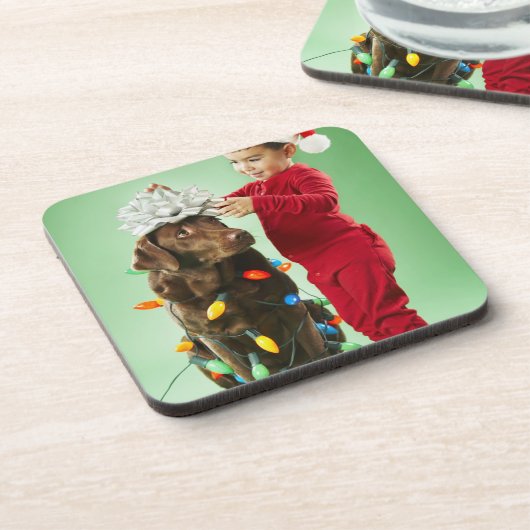 犬のまわりでクリスマスの照明を包んでいる若い男の子 コースター (左側)