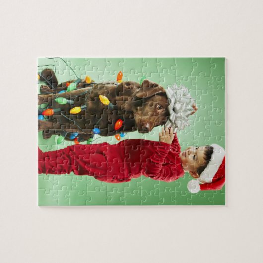 犬のまわりでクリスマスの照明を包んでいる若い男の子 ジグソーパズル (横)