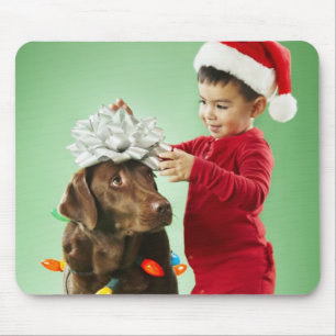 犬のまわりでクリスマスの照明を包んでいる若い男の子 マウスパッド