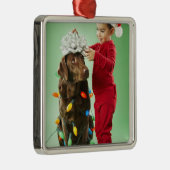 犬のまわりでクリスマスの照明を包んでいる若い男の子 メタルオーナメント (右)