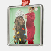 犬のまわりでクリスマスの照明を包んでいる若い男の子 メタルオーナメント (左)