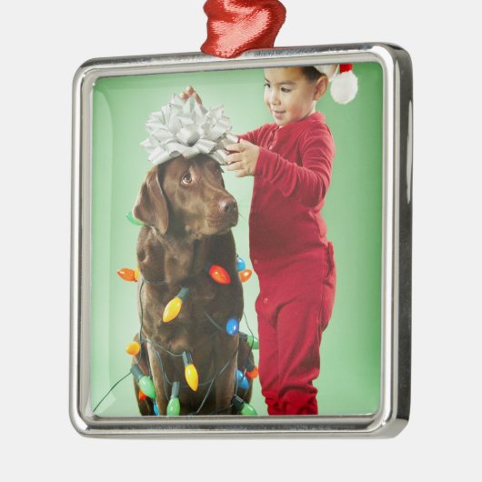 犬のまわりでクリスマスの照明を包んでいる若い男の子 メタルオーナメント (左)