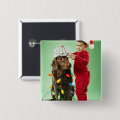 犬のまわりでクリスマスの照明を包んでいる若い男の子 缶バッジ (正面&裏面)