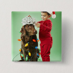 犬のまわりでクリスマスの照明を包んでいる若い男の子 缶バッジ