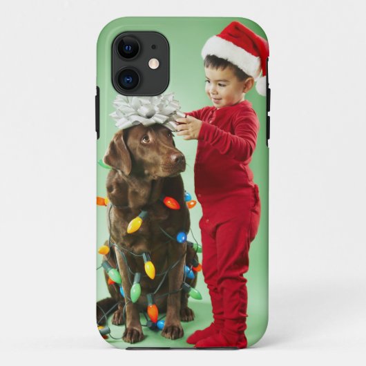 犬のまわりでクリスマスの照明を包んでいる若い男の子 Case-Mate iPhoneケース (裏面)
