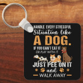 犬のようにストレスの多い状況に対応する キーホルダー (正面)