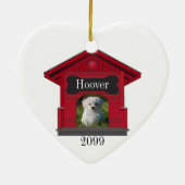 犬のアップロードフォトドッグハウスと骨のハートクリスマス セラミックオーナメント (裏面)