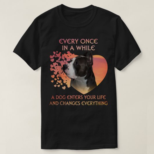犬のアメリカ人のピットブル・エンテが時々訪れる Tシャツ (デザイン正面)