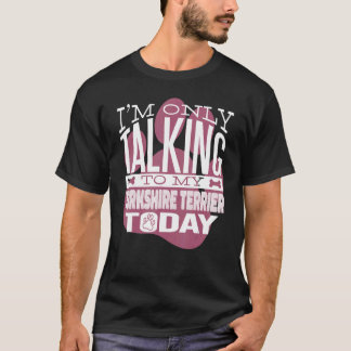 犬のオーナー私は私のヨークシャー・テリアと話している Tシャツ