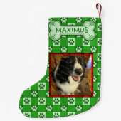 犬のカスタムな写真の名前の緑の足のプリントのギンガムの骨 スモールクリスマスストッキング (裏面)